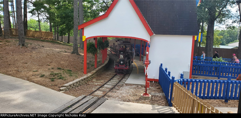 Holidog Express C.P. Huntington #373 at Holiday World